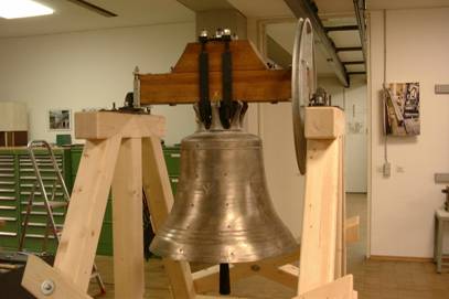 Glocke im Glockenstuhl im Labor des IFM
